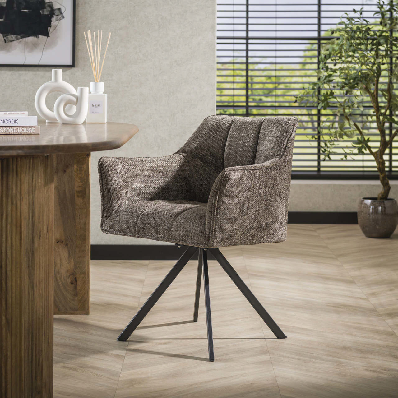 Fauteuil La Grille pivotant emballé/2