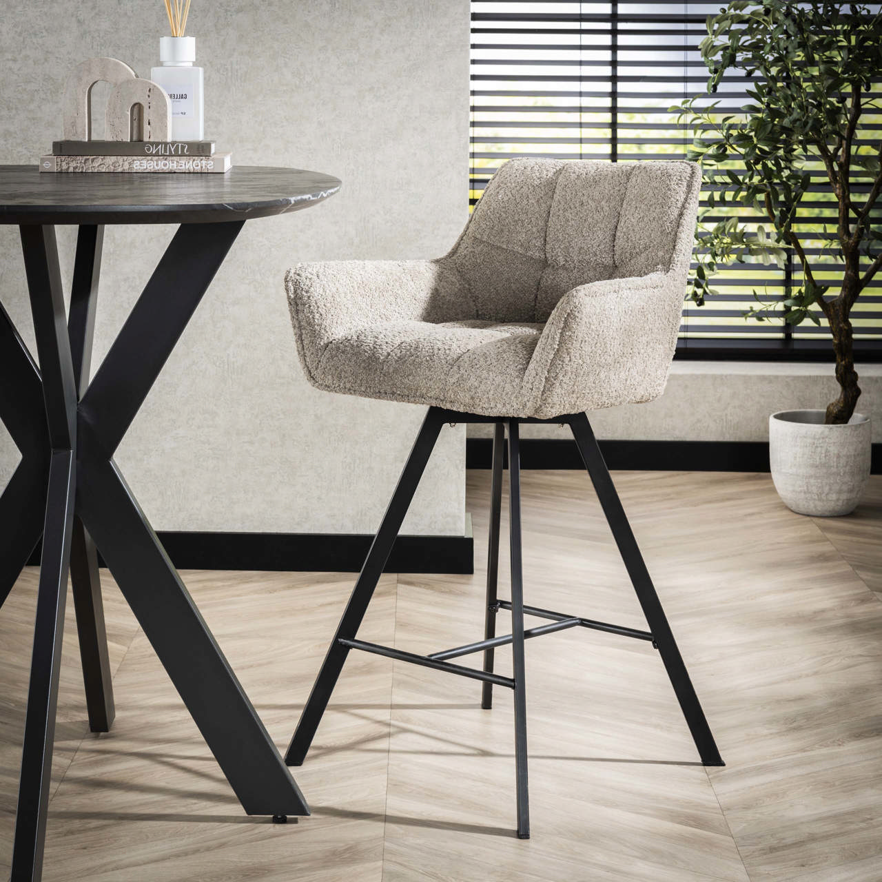 Tabouret de bar La Grille pivotant emballé/2